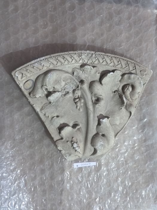 bas-relief : Ornementation - © Ministère de la Culture (France), Direction Régionale des Affaires Culturelles de Bourgogne-Franche-Comté – Tous droits réservés