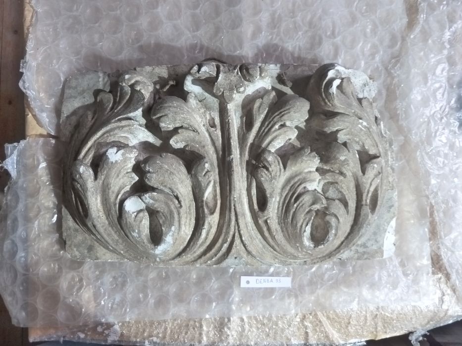 bas-relief : Feuilles - © Ministère de la Culture (France), Direction Régionale des Affaires Culturelles de Bourgogne-Franche-Comté – Tous droits réservés