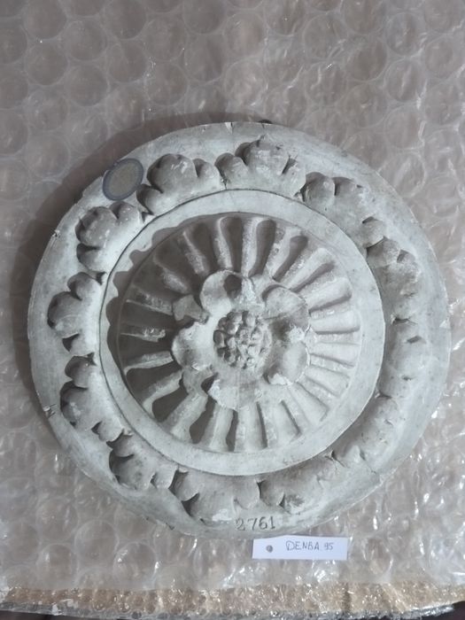 bas-relief : Rosace - © Ministère de la Culture (France), Direction Régionale des Affaires Culturelles de Bourgogne-Franche-Comté – Tous droits réservés