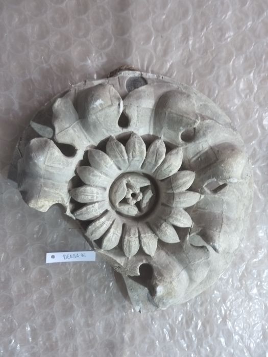 bas-relief : Rosace - © Ministère de la Culture (France), Direction Régionale des Affaires Culturelles de Bourgogne-Franche-Comté – Tous droits réservés
