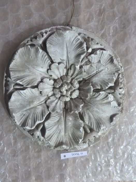 bas-relief : Rosace - © Ministère de la Culture (France), Direction Régionale des Affaires Culturelles de Bourgogne-Franche-Comté – Tous droits réservés