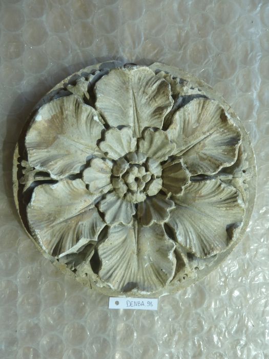 bas-relief : Rosace - © Ministère de la Culture (France), Direction Régionale des Affaires Culturelles de Bourgogne-Franche-Comté – Tous droits réservés