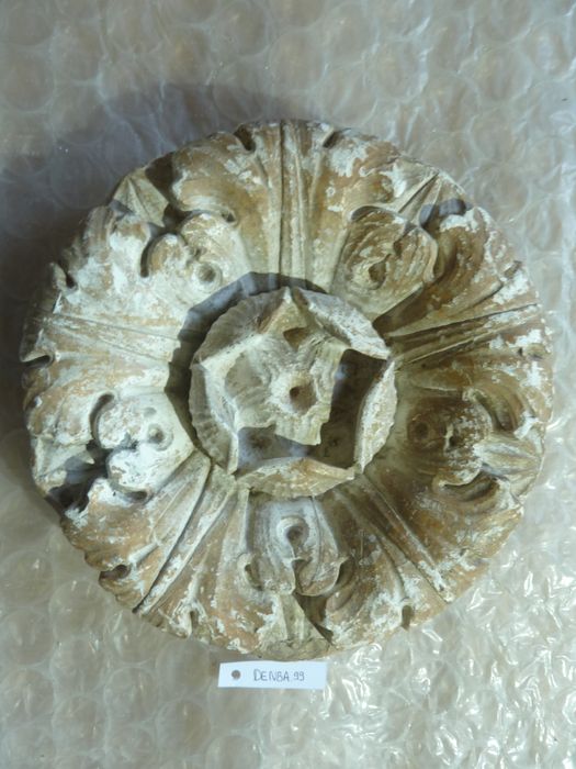 bas-relief : Rosace - © Ministère de la Culture (France), Direction Régionale des Affaires Culturelles de Bourgogne-Franche-Comté – Tous droits réservés