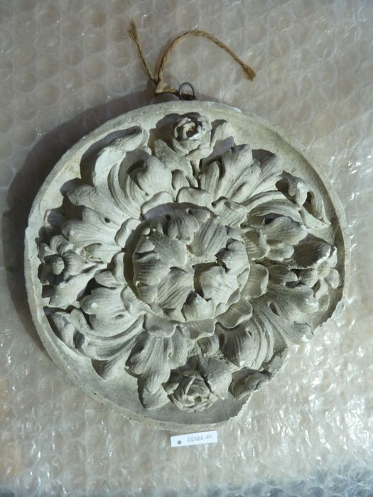 bas-relief : Rosace - © Ministère de la Culture (France), Direction Régionale des Affaires Culturelles de Bourgogne-Franche-Comté – Tous droits réservés