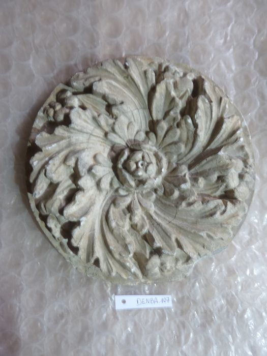 bas-relief : Rosace - © Ministère de la Culture (France), Direction Régionale des Affaires Culturelles de Bourgogne-Franche-Comté – Tous droits réservés