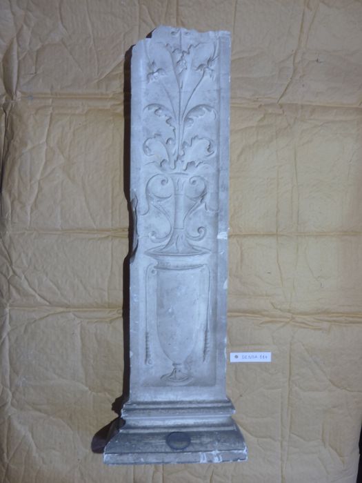 bas-relief : Panneau ornemental - © Ministère de la Culture (France), Direction Régionale des Affaires Culturelles de Bourgogne-Franche-Comté – Tous droits réservés