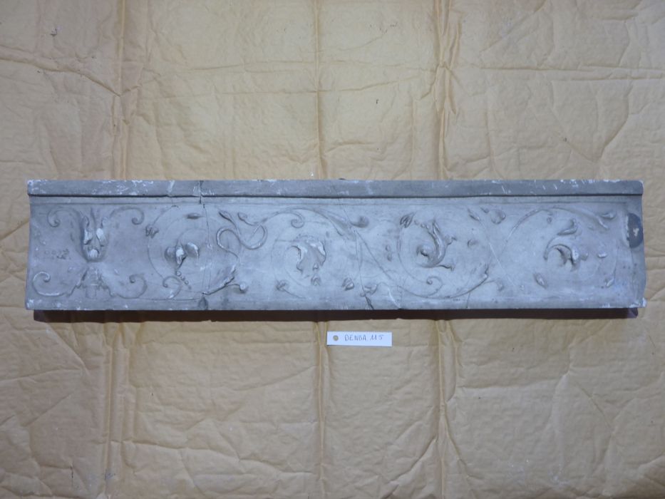 bas-relief : Frise ornemental - © Ministère de la Culture (France), Direction Régionale des Affaires Culturelles de Bourgogne-Franche-Comté – Tous droits réservés