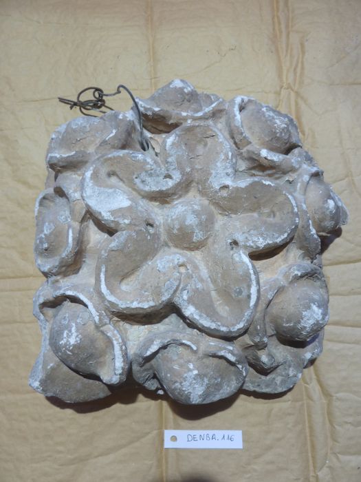 bas-relief : Rosace - © Ministère de la Culture (France), Direction Régionale des Affaires Culturelles de Bourgogne-Franche-Comté – Tous droits réservés