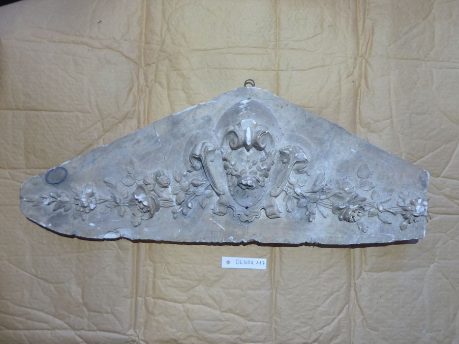 bas-relief : Ornementation - © Ministère de la Culture (France), Direction Régionale des Affaires Culturelles de Bourgogne-Franche-Comté – Tous droits réservés