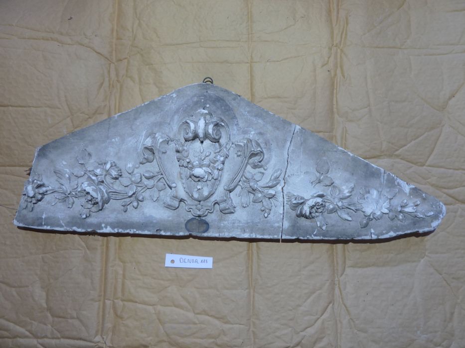 bas-relief : Ornementation - © Ministère de la Culture (France), Direction Régionale des Affaires Culturelles de Bourgogne-Franche-Comté – Tous droits réservés