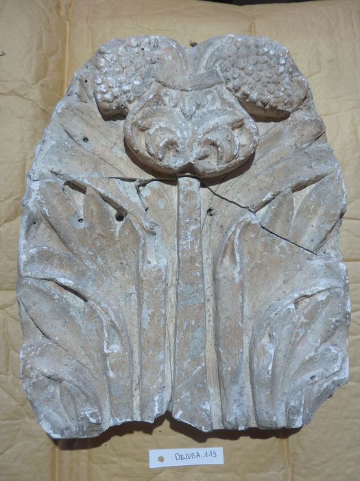 bas-relief : Feuille d’acanthe - © Ministère de la Culture (France), Direction Régionale des Affaires Culturelles de Bourgogne-Franche-Comté – Tous droits réservés
