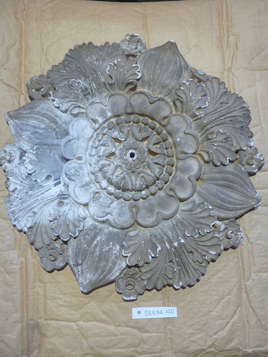 bas-relief : Rosace - © Ministère de la Culture (France), Direction Régionale des Affaires Culturelles de Bourgogne-Franche-Comté – Tous droits réservés
