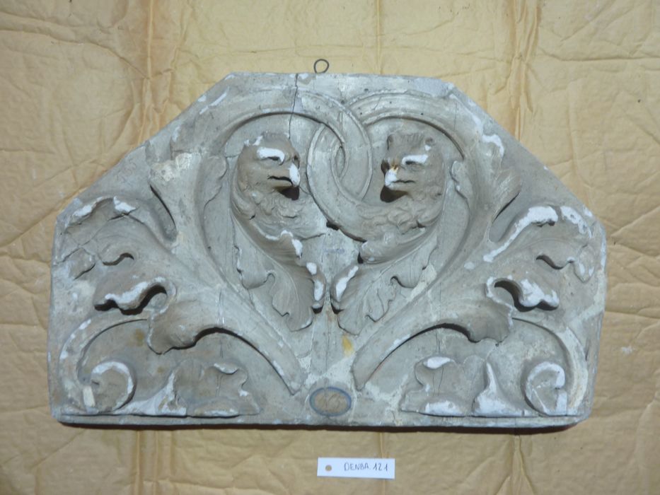bas-relief : Ornementation - © Ministère de la Culture (France), Direction Régionale des Affaires Culturelles de Bourgogne-Franche-Comté – Tous droits réservés