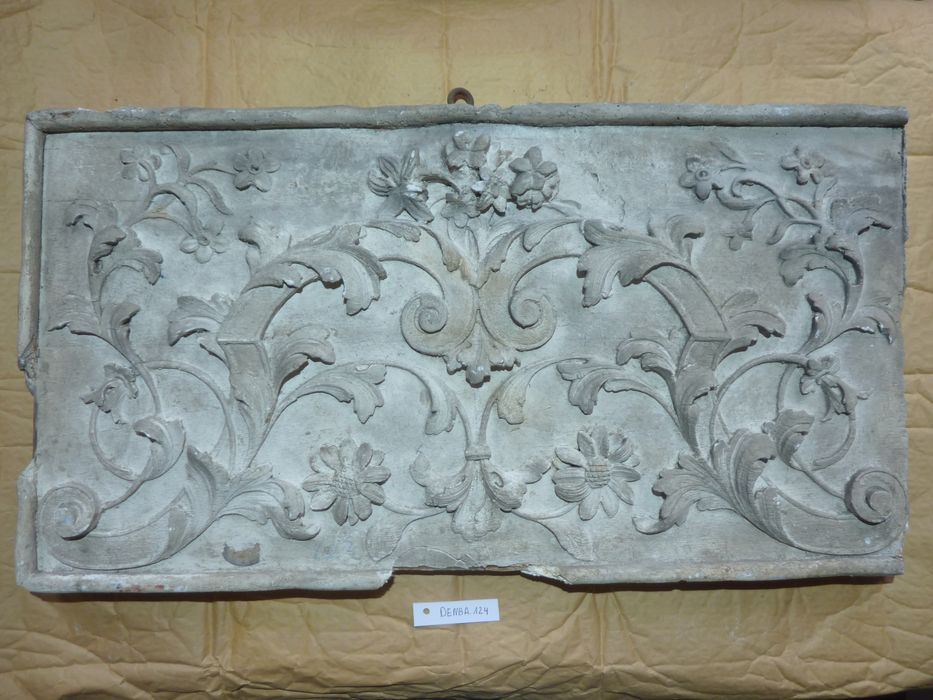 bas-relief : Panneau ornemental - © Ministère de la Culture (France), Direction Régionale des Affaires Culturelles de Bourgogne-Franche-Comté – Tous droits réservés
