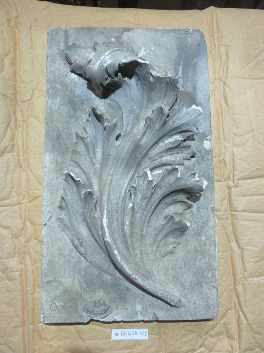 bas-relief : Feuille - © Ministère de la Culture (France), Direction Régionale des Affaires Culturelles de Bourgogne-Franche-Comté – Tous droits réservés