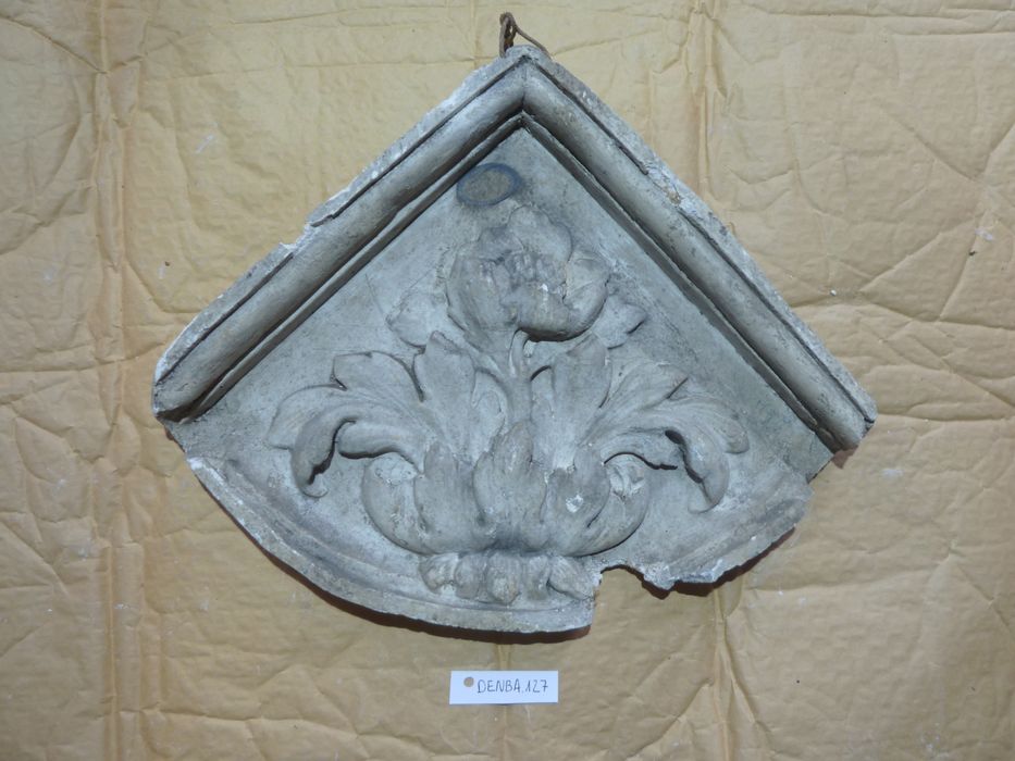 bas-relief : Ornementation - © Ministère de la Culture (France), Direction Régionale des Affaires Culturelles de Bourgogne-Franche-Comté – Tous droits réservés