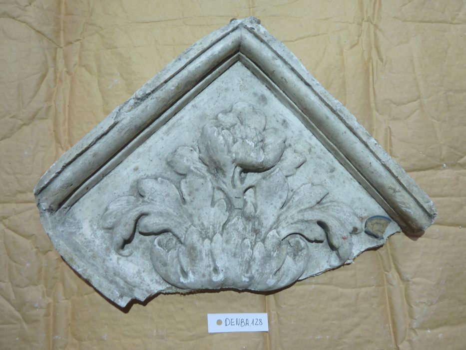 bas-relief : Ornementation - © Ministère de la Culture (France), Direction Régionale des Affaires Culturelles de Bourgogne-Franche-Comté – Tous droits réservés