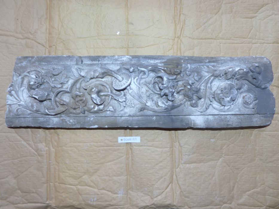 bas-relief : Panneau ornemental - © Ministère de la Culture (France), Direction Régionale des Affaires Culturelles de Bourgogne-Franche-Comté – Tous droits réservés