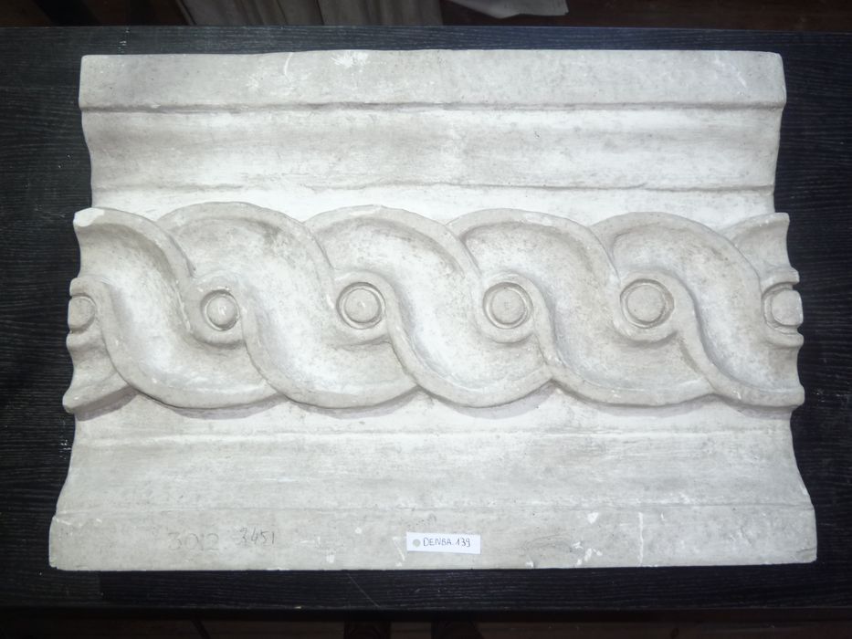 bas-relief : Entrelacs - © Ministère de la Culture (France), Direction Régionale des Affaires Culturelles de Bourgogne-Franche-Comté – Tous droits réservés
