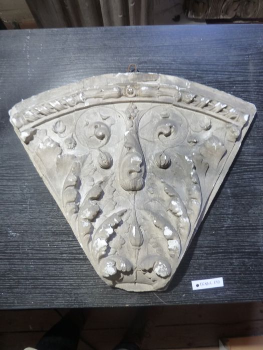 bas-relief : Ornementation - © Ministère de la Culture (France), Direction Régionale des Affaires Culturelles de Bourgogne-Franche-Comté – Tous droits réservés