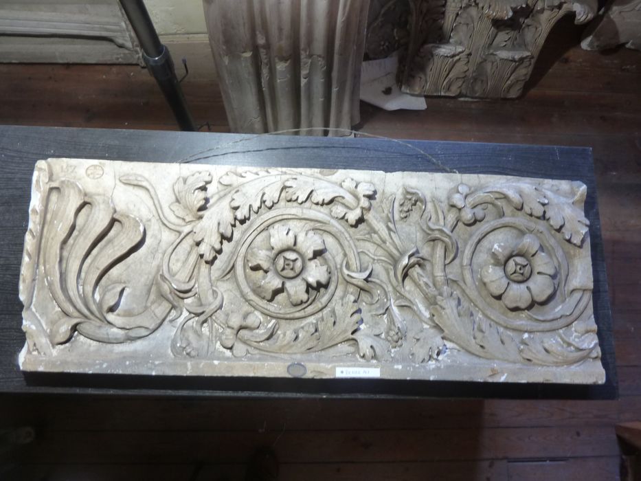 élément d'architecture : Frise avec rinceaux - © Ministère de la Culture (France), Direction Régionale des Affaires Culturelles de Bourgogne-Franche-Comté – Tous droits réservés
