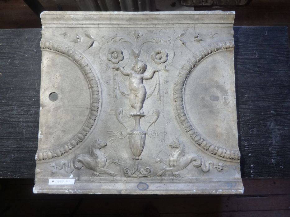 bas-relief : Enfant avec rinceaux - © Ministère de la Culture (France), Direction Régionale des Affaires Culturelles de Bourgogne-Franche-Comté – Tous droits réservés
