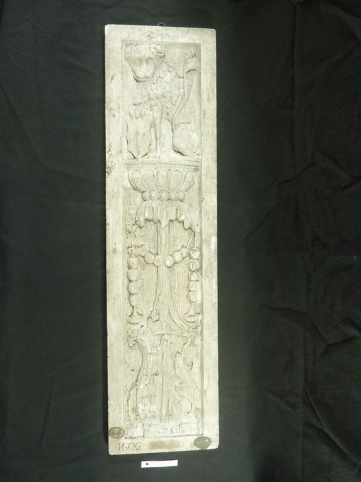 bas-relief : Panneau ornemental - © Ministère de la Culture (France), Direction Régionale des Affaires Culturelles de Bourgogne-Franche-Comté – Tous droits réservés
