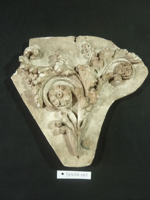bas-relief : Ornementation - © Ministère de la Culture (France), Direction Régionale des Affaires Culturelles de Bourgogne-Franche-Comté – Tous droits réservés