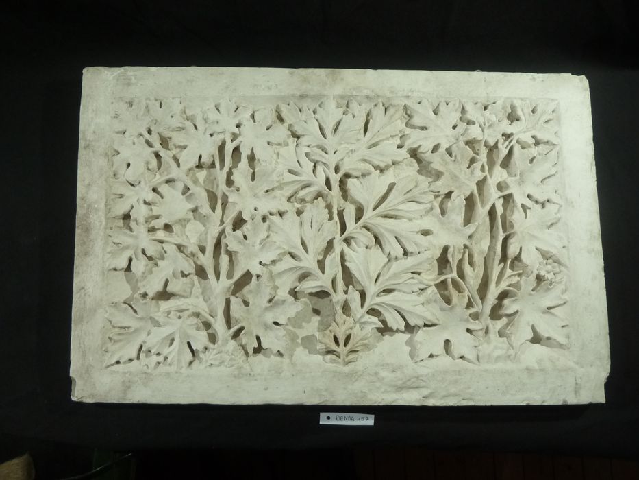 bas-relief : Feuillage - © Ministère de la Culture (France), Direction Régionale des Affaires Culturelles de Bourgogne-Franche-Comté – Tous droits réservés
