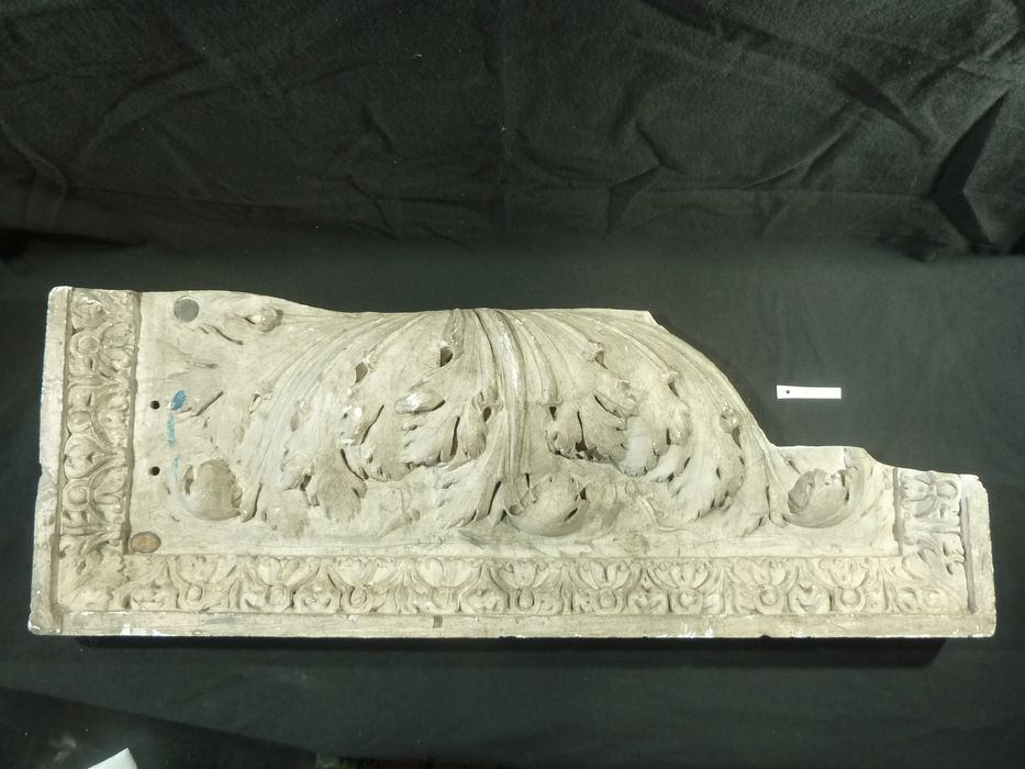 bas-relief : Panneau ornemental - © Ministère de la Culture (France), Direction Régionale des Affaires Culturelles de Bourgogne-Franche-Comté – Tous droits réservés