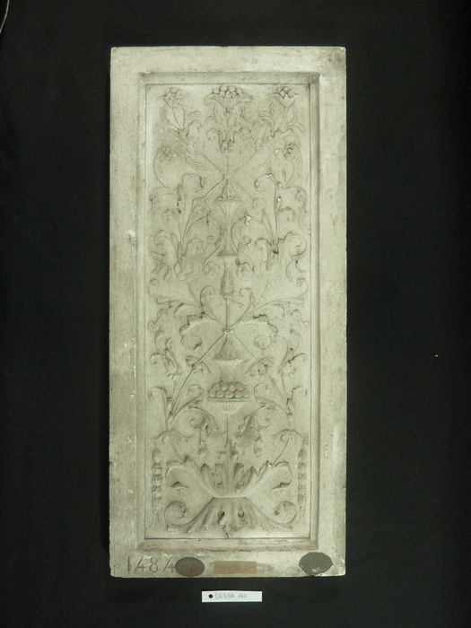 bas-relief : Panneau ornemental - © Ministère de la Culture (France), Direction Régionale des Affaires Culturelles de Bourgogne-Franche-Comté – Tous droits réservés
