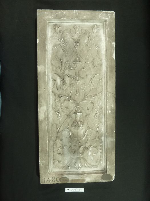 bas-relief : Panneau ornemental - © Ministère de la Culture (France), Direction Régionale des Affaires Culturelles de Bourgogne-Franche-Comté – Tous droits réservés