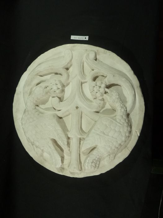bas-relief : Animaux fantastiques - © Ministère de la Culture (France), Direction Régionale des Affaires Culturelles de Bourgogne-Franche-Comté – Tous droits réservés