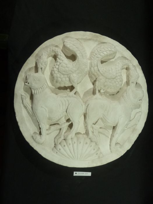 bas-relief : Animaux fantastiques - © Ministère de la Culture (France), Direction Régionale des Affaires Culturelles de Bourgogne-Franche-Comté – Tous droits réservés