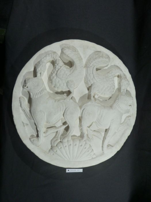 bas-relief : Animaux fantastiques - © Ministère de la Culture (France), Direction Régionale des Affaires Culturelles de Bourgogne-Franche-Comté – Tous droits réservés