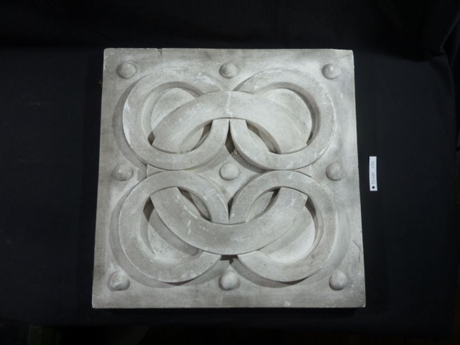 bas-relief : Élément géométrique - © Ministère de la Culture (France), Direction Régionale des Affaires Culturelles de Bourgogne-Franche-Comté – Tous droits réservés