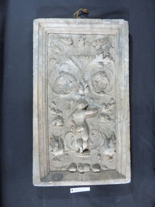 bas-relief : Panneau ornemental - © Ministère de la Culture (France), Direction Régionale des Affaires Culturelles de Bourgogne-Franche-Comté – Tous droits réservés