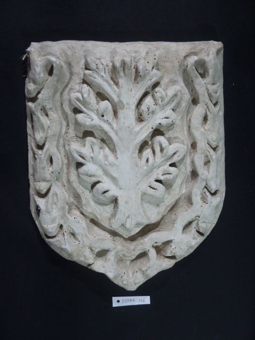 bas-relief : Blason arbre - © Ministère de la Culture (France), Direction Régionale des Affaires Culturelles de Bourgogne-Franche-Comté – Tous droits réservés