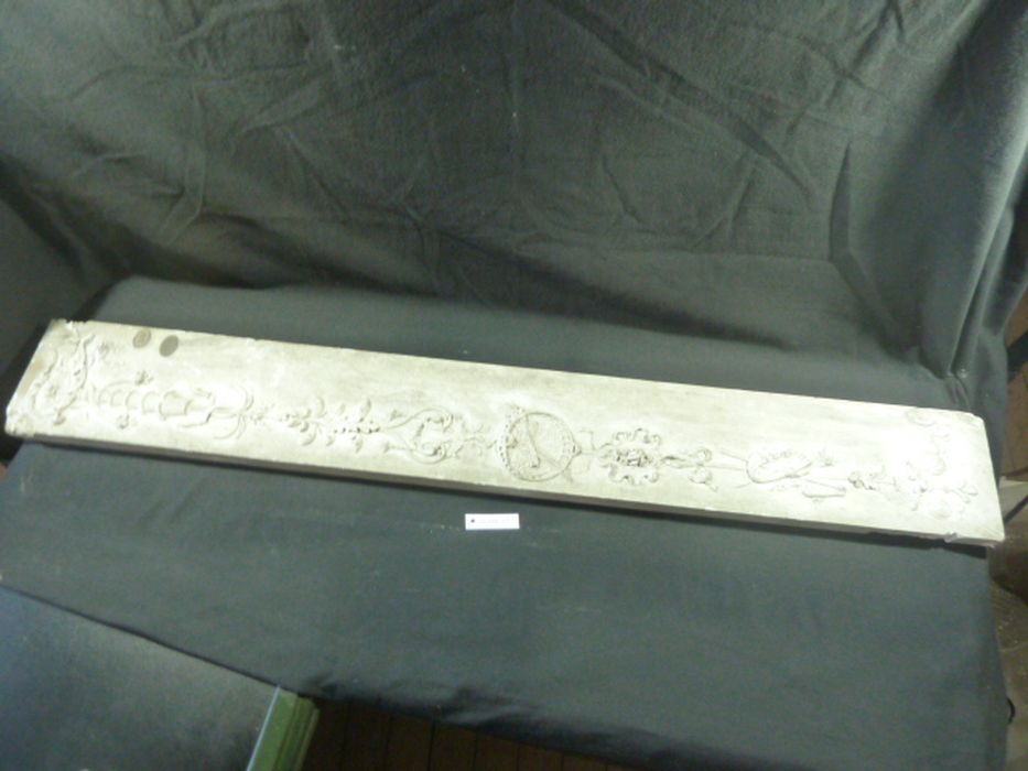 bas-relief : Panneau ornemental - © Ministère de la Culture (France), Direction Régionale des Affaires Culturelles de Bourgogne-Franche-Comté – Tous droits réservés