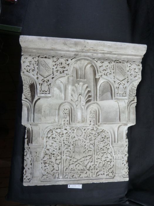 bas-relief : Élément architectural - © Ministère de la Culture (France), Direction Régionale des Affaires Culturelles de Bourgogne-Franche-Comté – Tous droits réservés