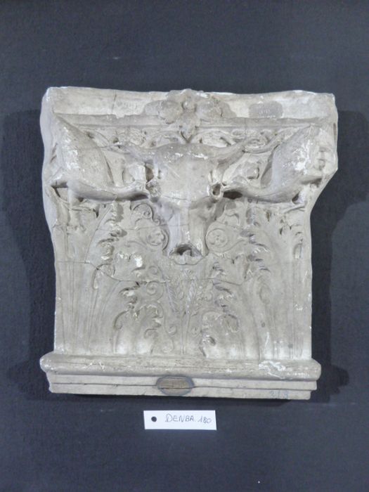élément d'architecture : Chapiteau - © Ministère de la Culture (France), Direction Régionale des Affaires Culturelles de Bourgogne-Franche-Comté – Tous droits réservés