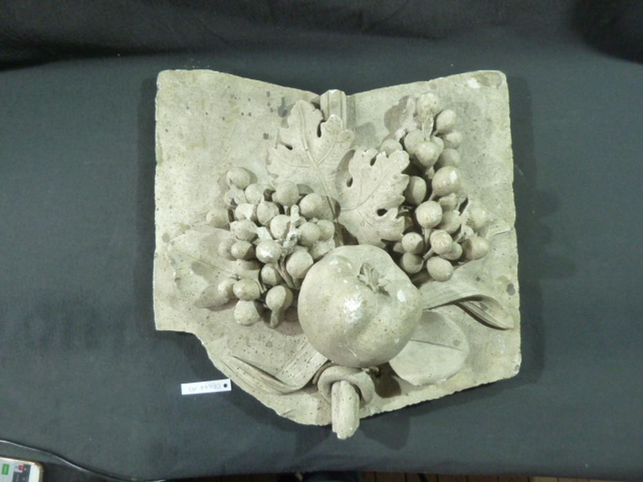 bas-relief : Fruits - © Ministère de la Culture (France), Direction Régionale des Affaires Culturelles de Bourgogne-Franche-Comté – Tous droits réservés