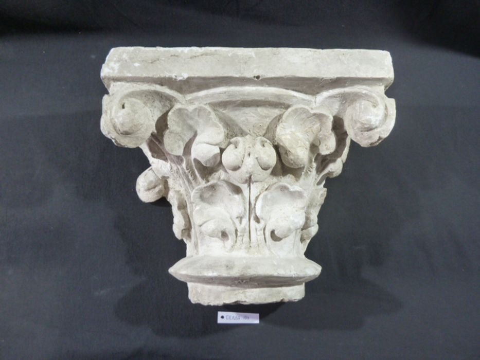 élément d'architecture : Chapiteau - © Ministère de la Culture (France), Direction Régionale des Affaires Culturelles de Bourgogne-Franche-Comté – Tous droits réservés