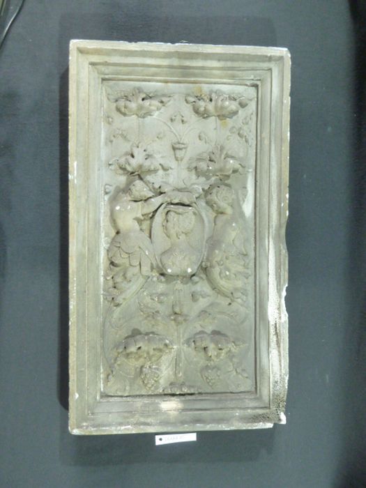 bas-relief : Panneau ornemental - © Ministère de la Culture (France), Direction Régionale des Affaires Culturelles de Bourgogne-Franche-Comté – Tous droits réservés