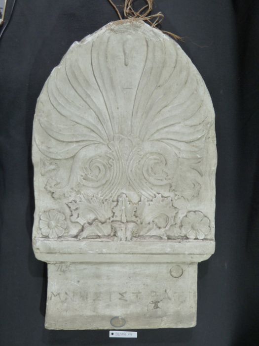 Couronnement de stèle - © Ministère de la Culture (France), Direction Régionale des Affaires Culturelles de Bourgogne-Franche-Comté – Tous droits réservés