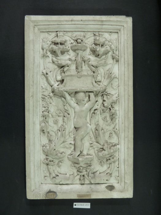 bas-relief : Panneau ornemental - © Ministère de la Culture (France), Direction Régionale des Affaires Culturelles de Bourgogne-Franche-Comté – Tous droits réservés