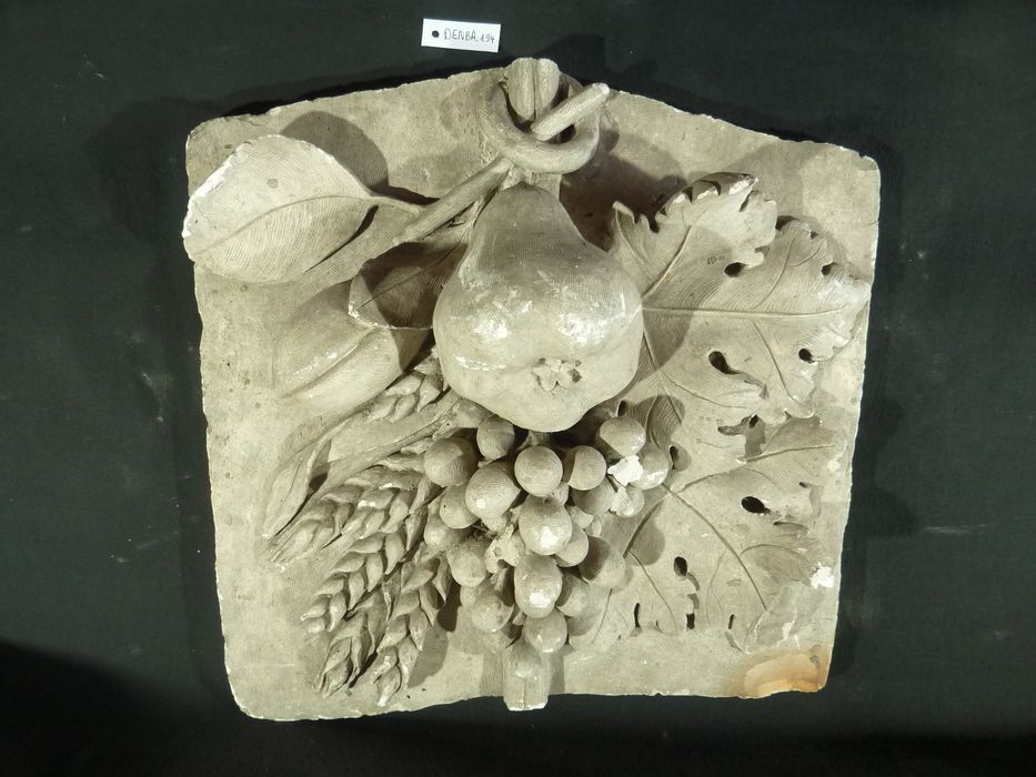 bas-relief : Fruits - © Ministère de la Culture (France), Direction Régionale des Affaires Culturelles de Bourgogne-Franche-Comté – Tous droits réservés