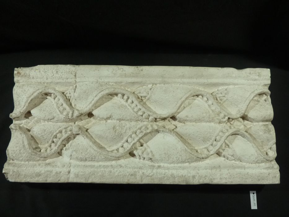 bas-relief : Motif ornemental - © Ministère de la Culture (France), Direction Régionale des Affaires Culturelles de Bourgogne-Franche-Comté – Tous droits réservés