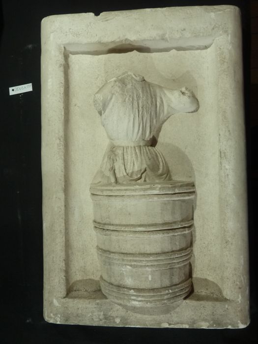 bas-relief : Travaux des mois - © Ministère de la Culture (France), Direction Régionale des Affaires Culturelles de Bourgogne-Franche-Comté – Tous droits réservés