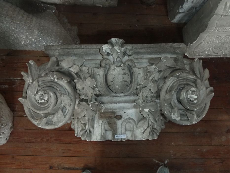 élément d'architecture : Chapiteau ionique - © Ministère de la Culture (France), Direction Régionale des Affaires Culturelles de Bourgogne-Franche-Comté – Tous droits réservés